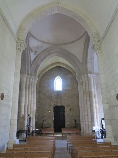 La nef et la croisée du transept vues depuis le choeur.