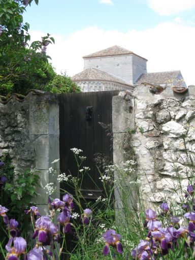 Porte d'un jardin près de l'église.