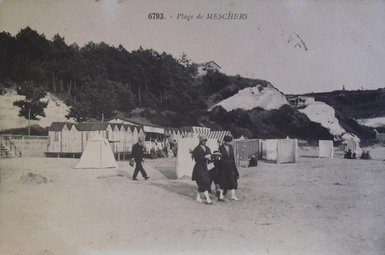 Cabines de bain sur la plage des Nonnes vers 1920.