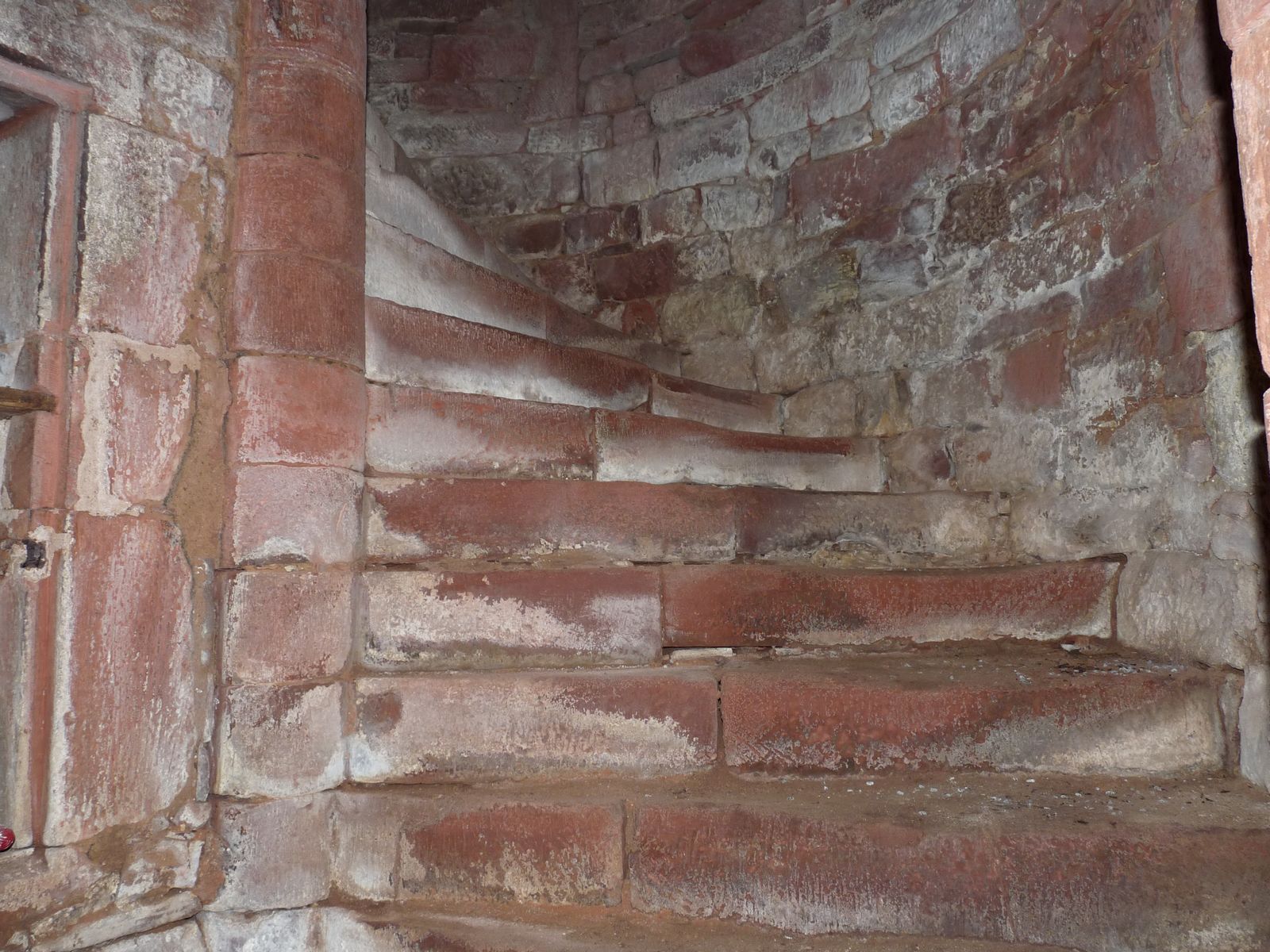 Départ de l'escalier en vis situé dans la tour carrée ouest.