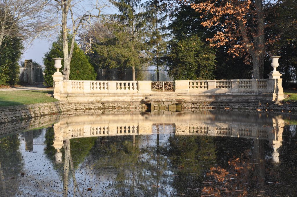 Pièce d'eau maçonnée avec balustrade.