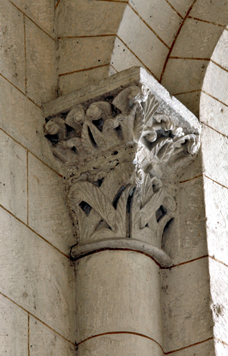 Mur gouttereau nord, première travée, chapiteau gauche contre le revers de la façade : feuillage.