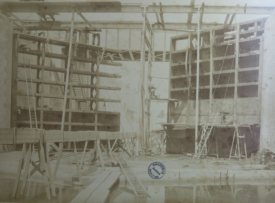 Construction du bassin : porte d'èbe aval, le 2 juin 1888.