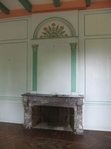 Cheminée fin 18e siècle ou début 19e dans l'aile nord du logis.