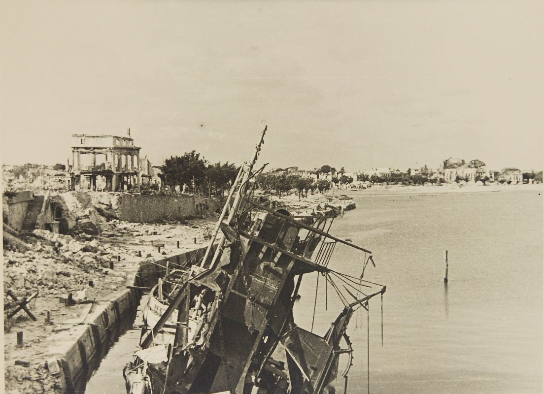 Le quai Amiral-Meyer en ruines après les bombardements de 1945.