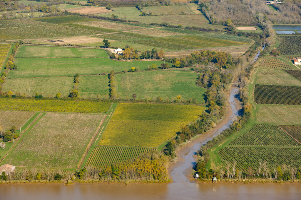 Vue aérienne de la confluence du Moron et de la Dordogne.