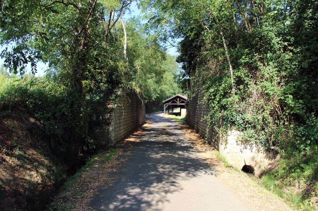 Ancienne voie ferrée : mur de soutènement pour franchissement du chemin du lavoir.