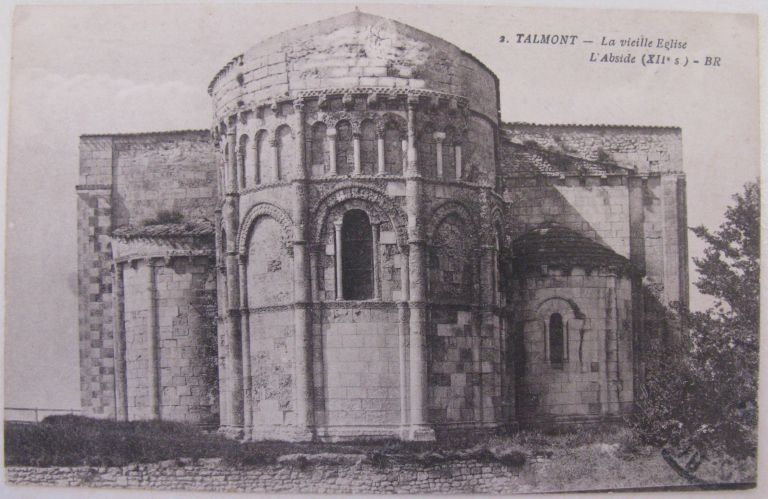 Le chevet de l'église vu après les transformations du début du 20e siècle, sur une carte postale vers 1910.