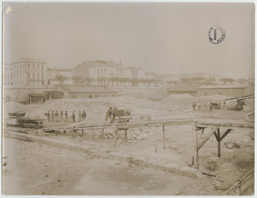 Chantier de construction de la jetée-débarcadère pour le bac du Verdon en 1896.