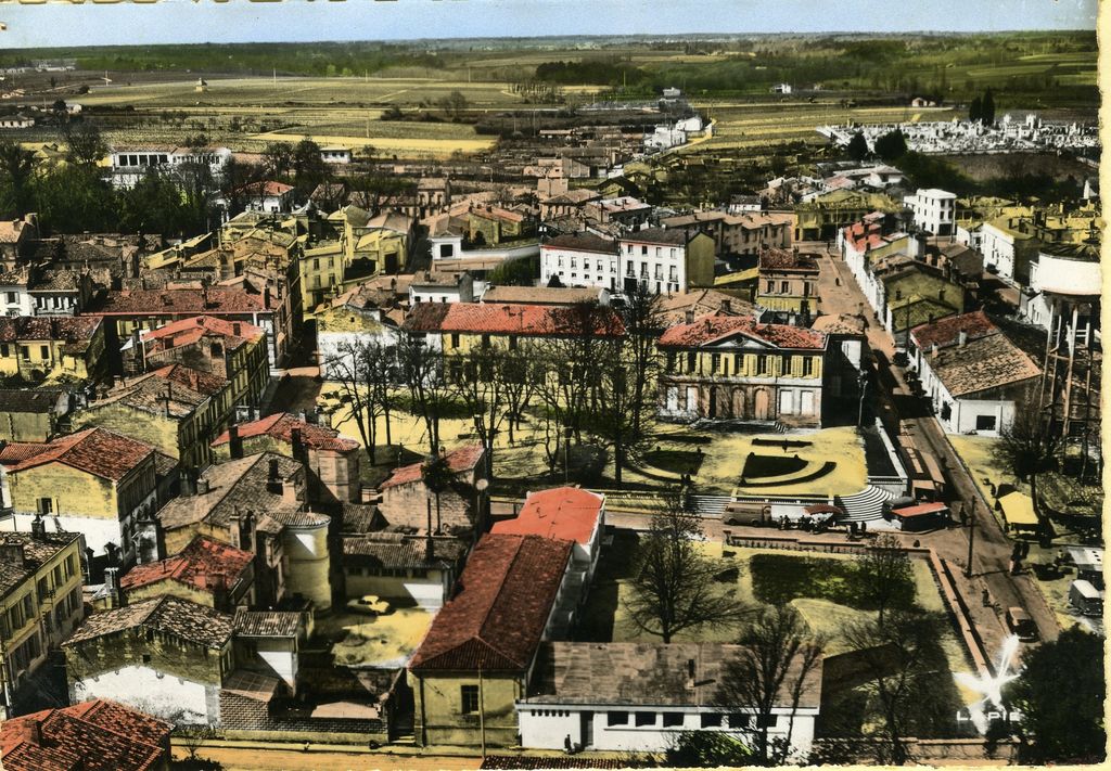Carte postale : vue aérienne de la place Gabriel-Gachet (2e moitié 20e siècle).