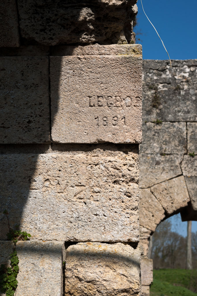 Corps de garde de la Mer : détail d'un pilier avec graffitis (état avant restauration).