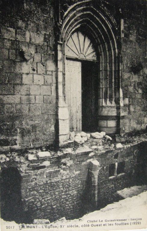 Le portail ouest et la crypte dégagée, carte postale vers 1930.