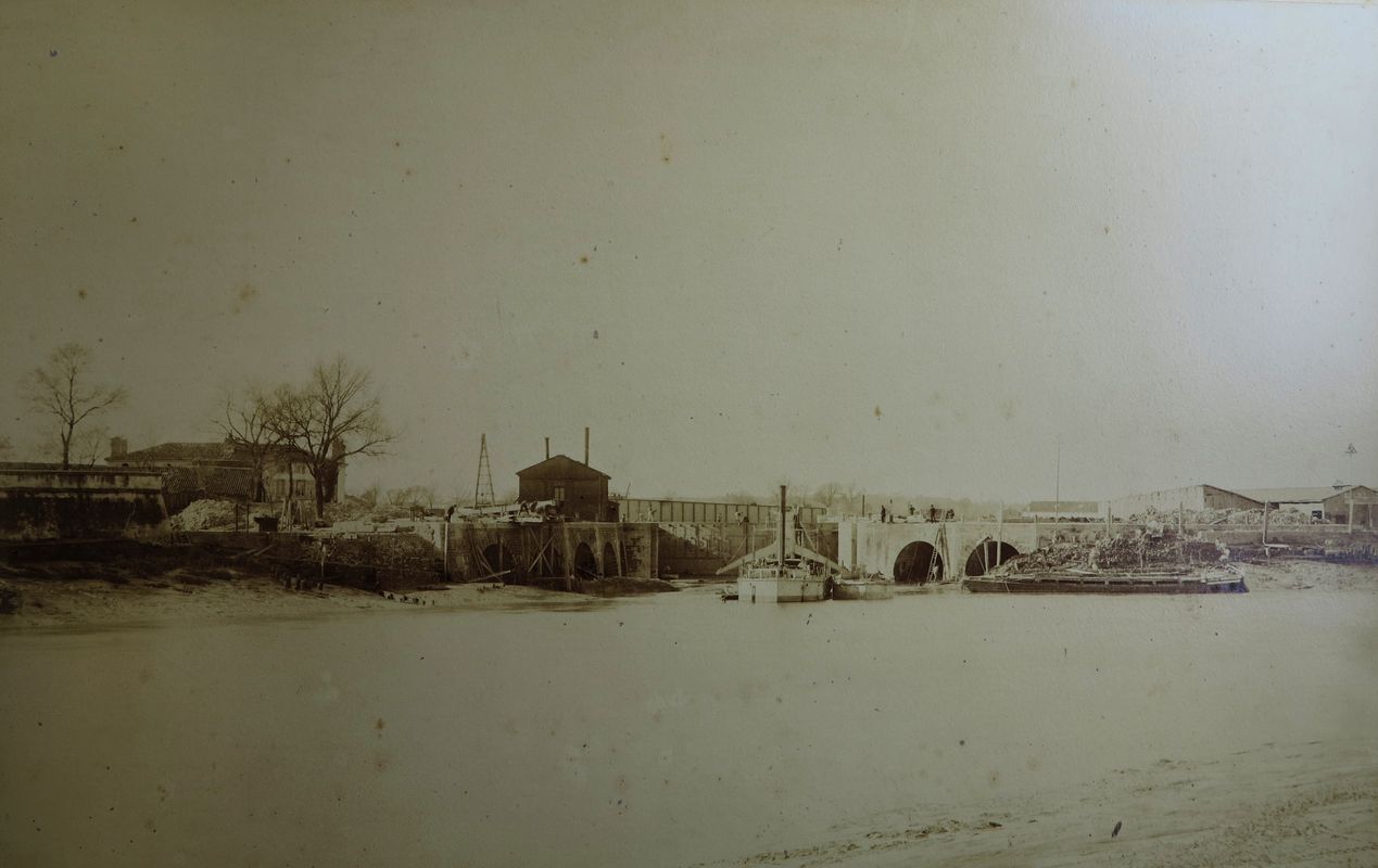 Construction du bassin : travaux d'accès de l'écluse, le 28 mars 1890.