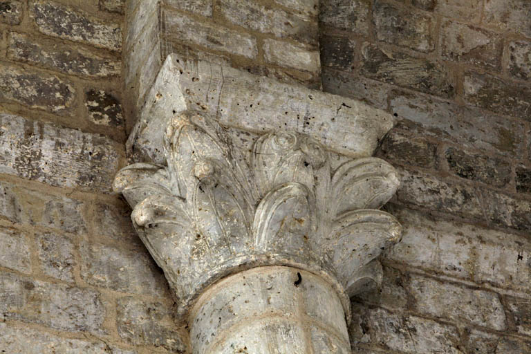 Mur nord, quatrième colonne, chapiteau : feuilles plates terminées en crossettes et en volutes.