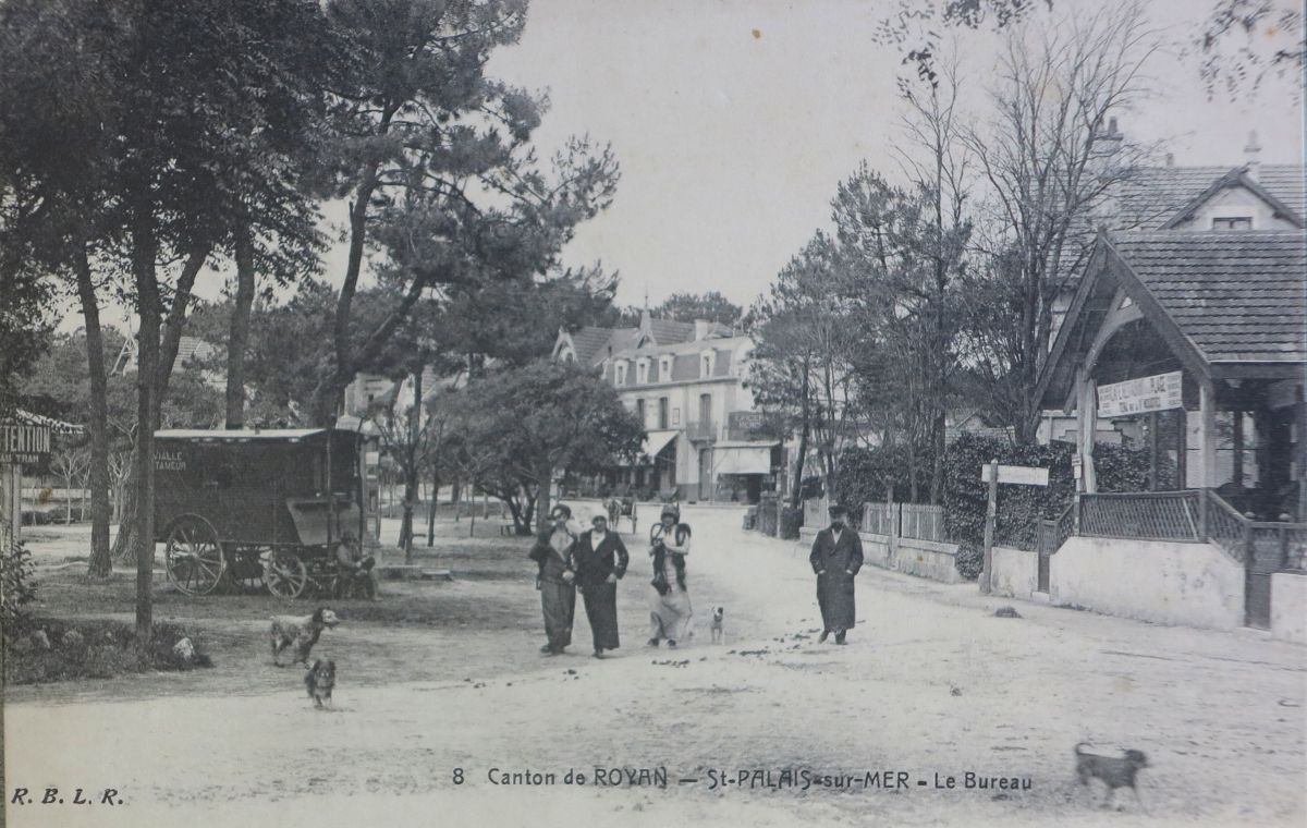 La place du Bureau (place de l'Océan), vers l'actuel rond-point, vers 1910.