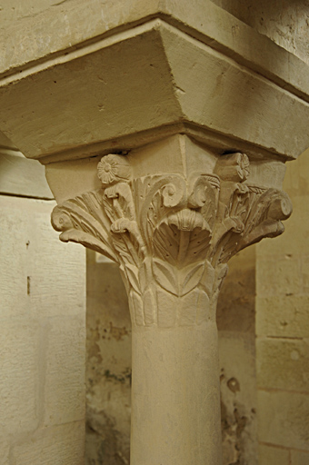 Chapiteau de la petite baie aménagée dans le mur qui sépare le choeur de la chapelle nord.  Les deux rangs de feuilles d'acanthe, les volutes, les petites marguerites font référence au chapiteau corinthien.