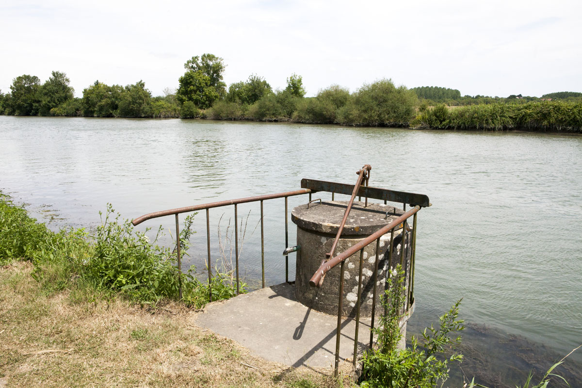 Plate-forme et système de pompage de l'eau de la Charente. 