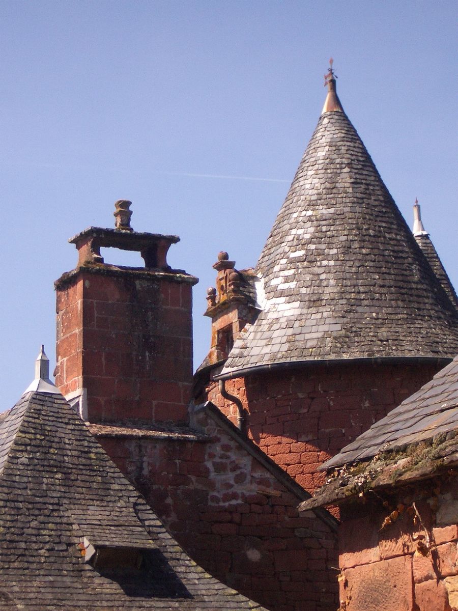 Lucarne-pignon située sur le côté sud du toit conique de la tour du guetteur (16e siècle ).