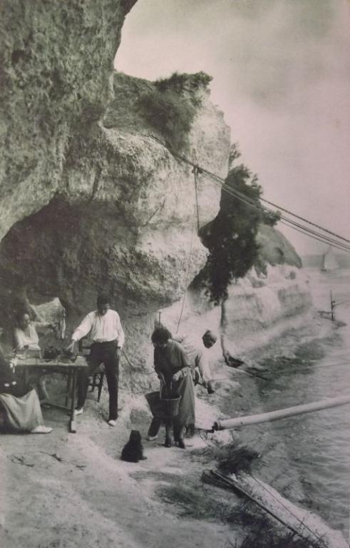 Installation de pêche aux grottes de Matata vers 1930.