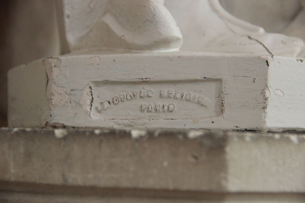 Nef, 3e travée, mur nord, statue en plâtre de saint Expédit : détail de la marque de l'atelier parisien La Statue Religieuse.