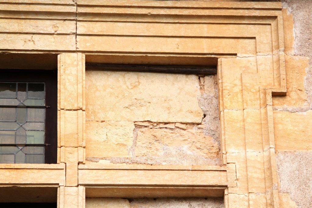 Grand corps de logis, aile sud, élévation côté jardin (sud) : détail de la demi-fausse fenêtre du premier étage éclairant le cabinet de Jean II de Losse, vestige d'une menuiserie masquant la maçonnerie.