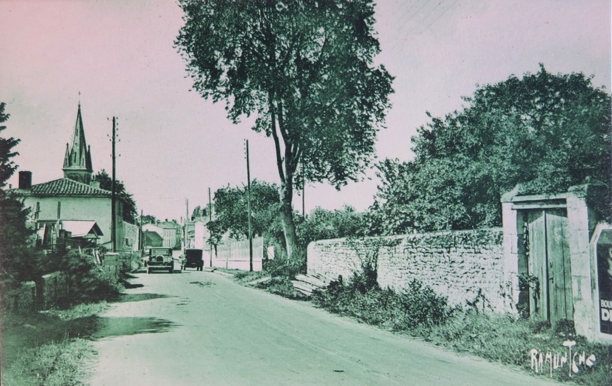 L'entrée nord du bourg (rue Léon-Nicolle) vers 1935.