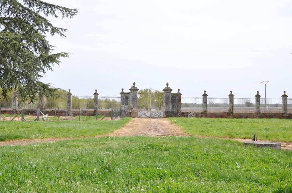 Mur de clôture et portail de la cour.