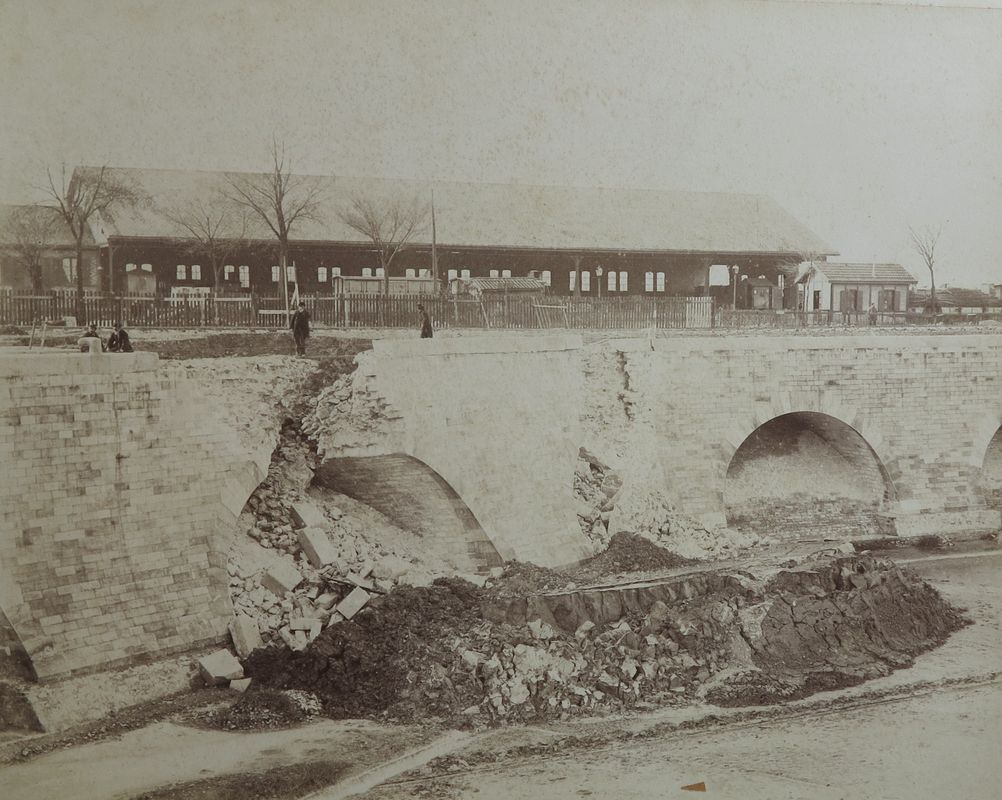 Construction du bassin : vue du quai de la ville endommagé par une tempête, le 19 février 1886. La gare est aménagée tout près de ce quai. 
