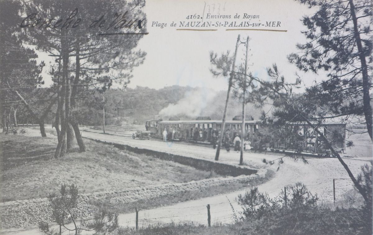 Le tramway le long de la plage de Nauzan vers 1910.