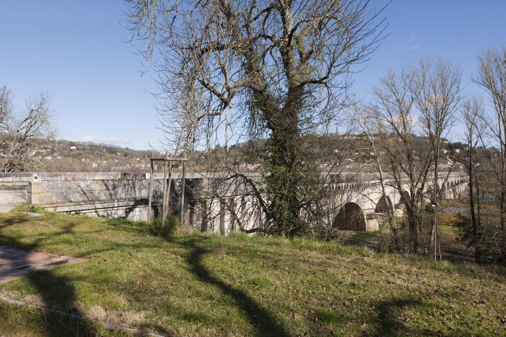 Vue du pont-Canal, côté sud, depuis l'aval, en rive gauche.