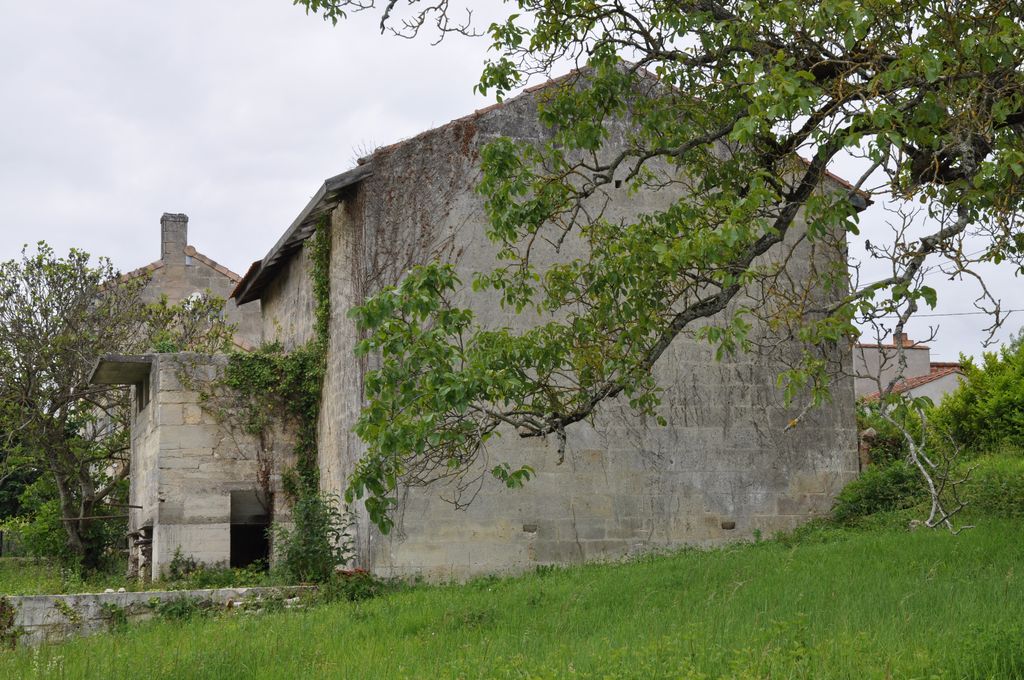 Dépendances : vue depuis l'est.