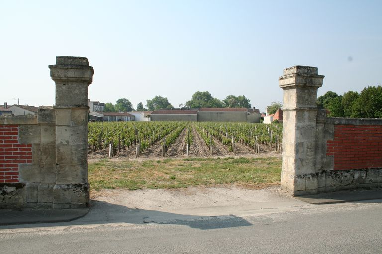 Mur de clôture : détail du portail.