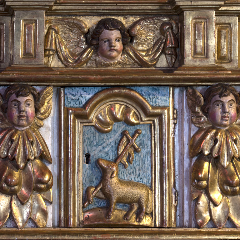 Détail de la partie inférieure du tabernacle : armoire à reliques.