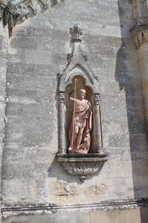 Façade occidentale : niche avec statue de saint Jean-Baptiste.