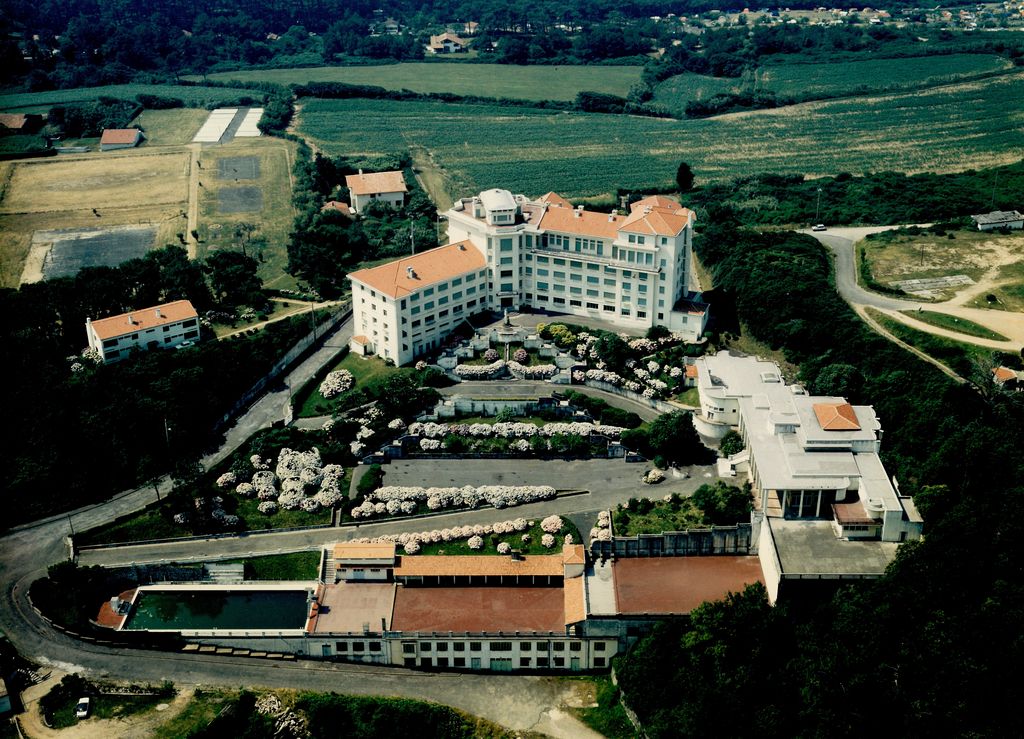 Vue aérienne de l'hôtel de la Roseraie transformé en colonie de vacances, années 1960, photographie.