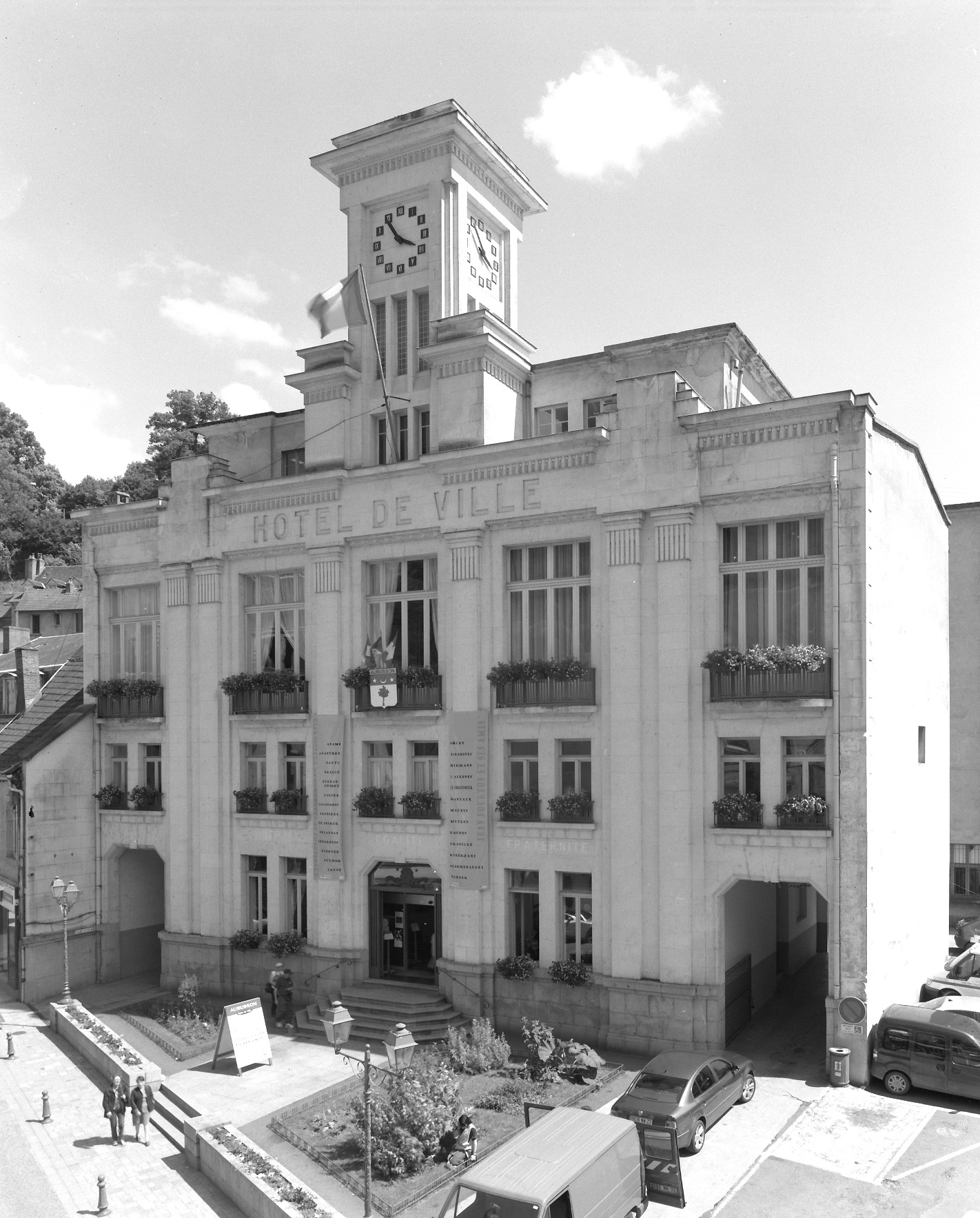 Vue générale de l'Hôtel de Ville, depuis la Grande Rue. 