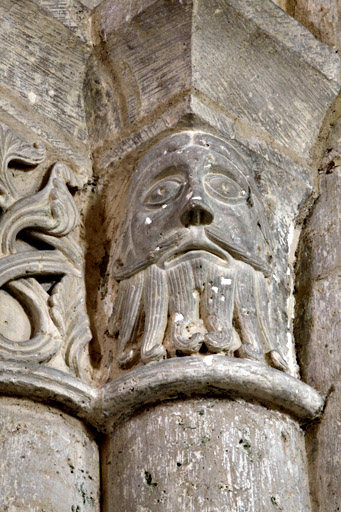 Nef, côté nord, quatrième pile, face ouest, petit chapiteau à droite : tête d'homme barbu.