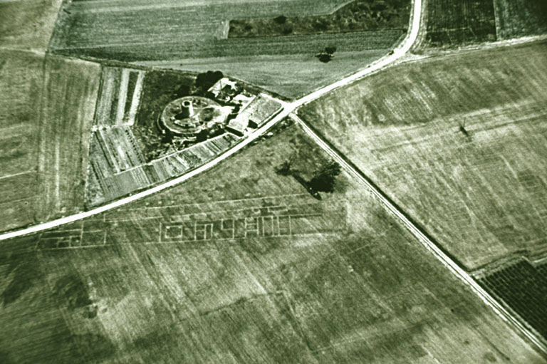 Traces de constructions, photo aérienne en 1986.