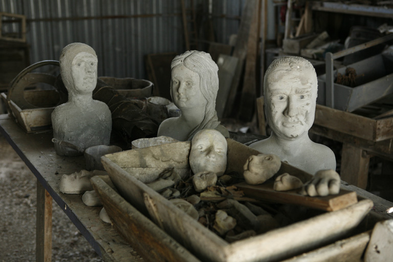 Ensemble de reliefs et de bustes conservés dans l'atelier.