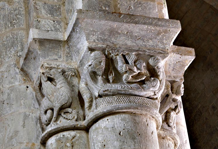 Nef, côté nord, troisième pile, face ouest : Mise au tombeau entre un dragon à gauche et un ange tenant un phylactère.