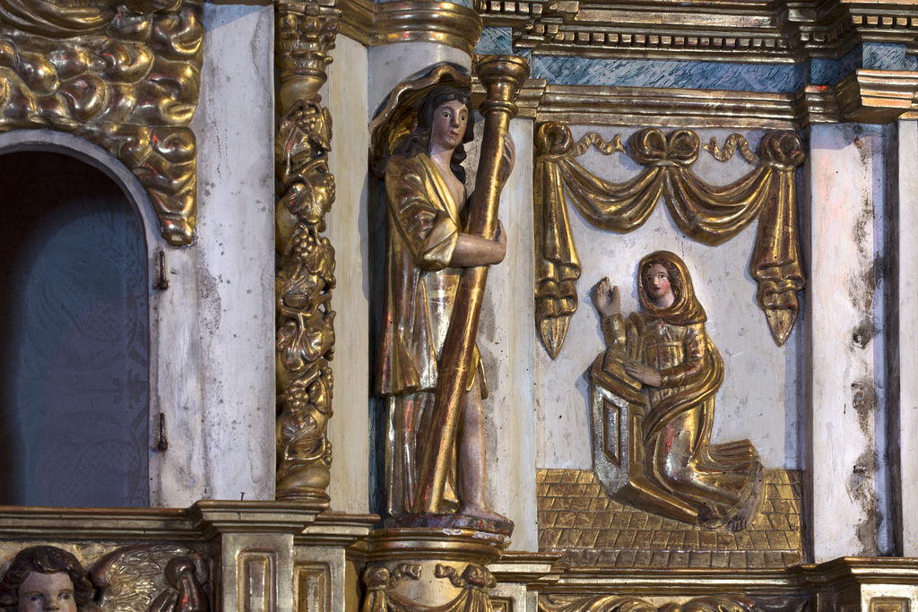 Détail de l'armoire eucharistique et de l'aile droite du tabernacle : ange portant la colonne de la Flagellation et Vierge de l'Annonciation.