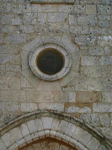Elévation antérieure, détail de l'oculus dont la mise en oeuvre de l'encadrement évoque une croix de Malte (utilisée comme croix de huguenots), inséré dans la façade en 1873.