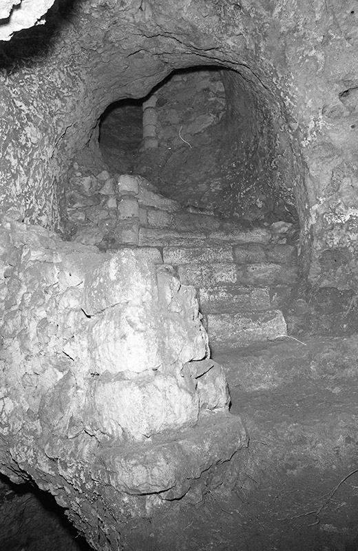 Château, intérieur, sous-sol, escalier d'accès, vu depuis le bas, en 1971.