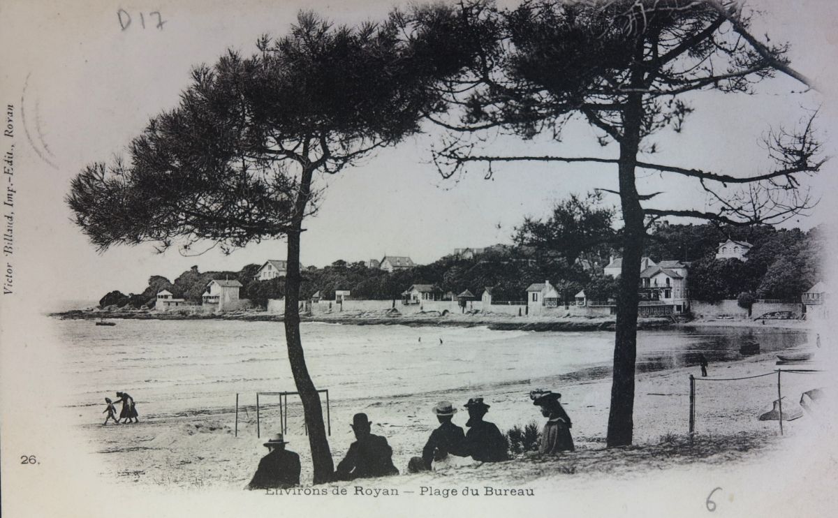 Promeneurs sur la plage du Bureau vers 1900.