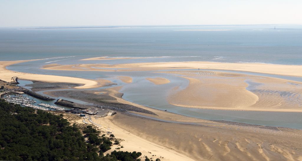 Vue aérienne : le port de La Palmyre, la baie de Bonne Anse, l'embouchure de la Gironde et la pointe de Grave.