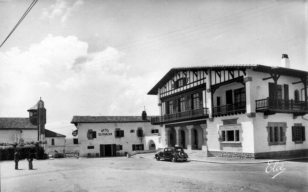 Vue de la place et de la mairie, vers les années 1950.