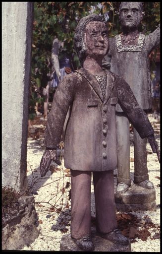 Statue de jeune homme photographiée en 1999, aujourd'hui disparue.