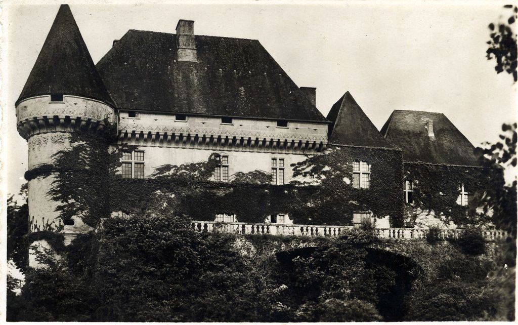 Vue à l'est du château avec sa terrasse sur la Vézère, prise depuis la rive gauche, s.d. (vers 1920/1930).