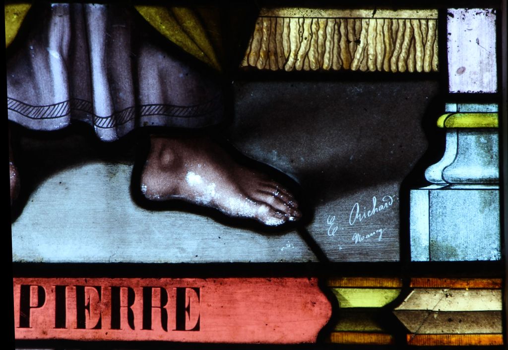 Baie 5 : Saint Paul et saint Pierre (détail : signature du verrier au bas de la lancette de droite).