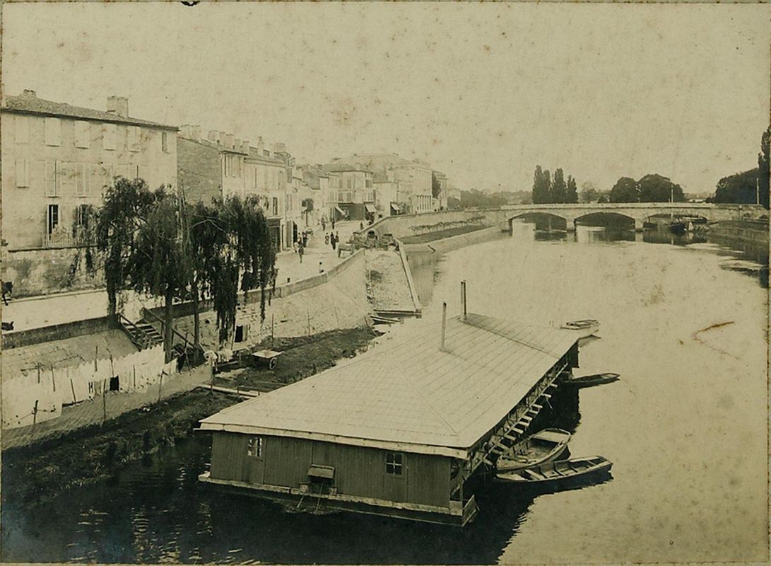 Bateau-lavoir le long du quai, vers 1900.